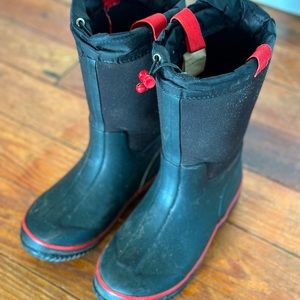 Boys insulated rubber snow boots size 1.